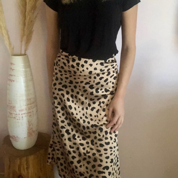 Insta-famous Cheetah Print Midi Skirt - Picture 2 of 4